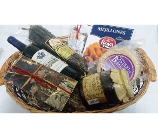 Cesta regalo Epicúrea: embutidos, queso oveja artesano, regañás gourmet,  aceitunas, chocolates, aceite, miel