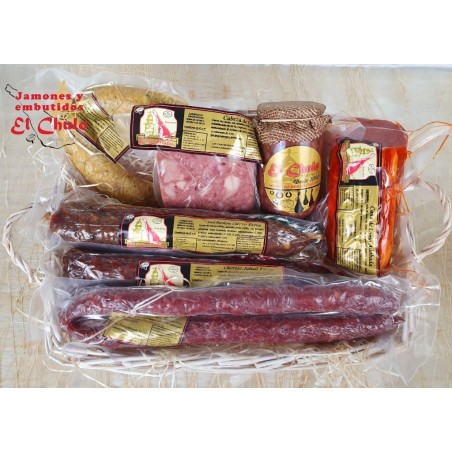 Cesta surtida embutidos tradicionales y de monte