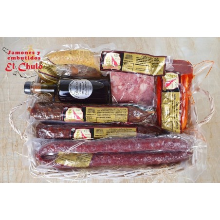 Cesta surtida embutidos tradicionales y de monte