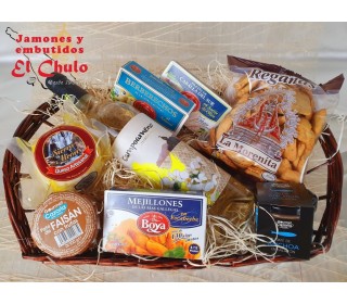 Cesta regalo Epicúrea: embutidos, queso oveja artesano, regañás gourmet,  aceitunas, chocolates, aceite, miel