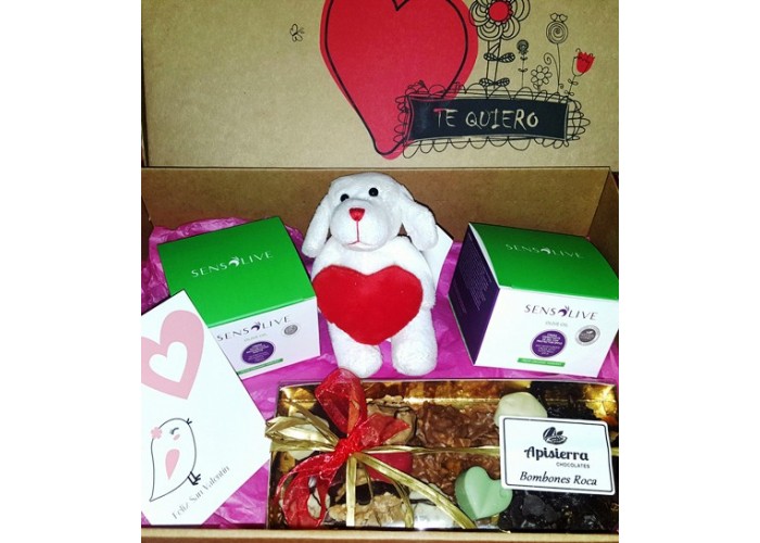Caja regalo San Valentin, desayuno, ibéricos, chocolates, zumo, etc