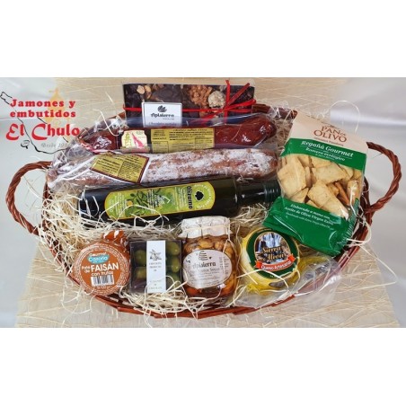 Cesta regalo Epicúrea: embutidos, queso oveja artesano, regañás gourmet, aceitunas, chocolates, aceite, miel...