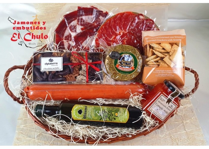 Cesta regalo Elogio: embutidos y jamón loncheados, queso, chocolate,  sobrasada, aceite.